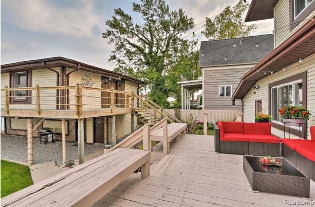 Lovely House On The Lake Algonac Exterior photo