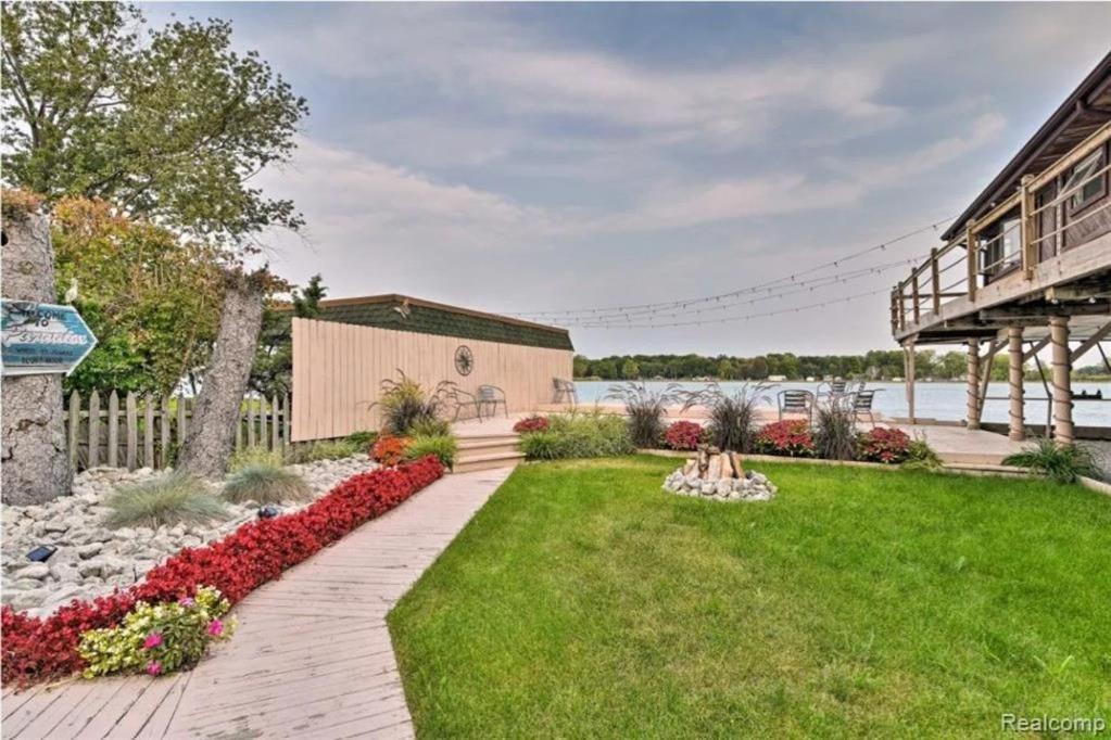 Lovely House On The Lake Algonac Exterior photo